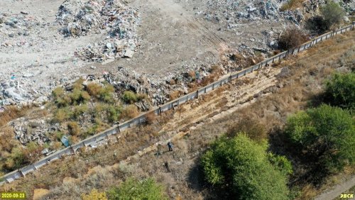 Рвы с непонятной зловонной жидкостью за границей свалки