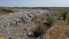Мусорные кучи на границе свалки, близ зловонных рвов