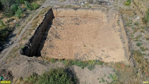 Незаконно выкопанный карьер (яма) за территорией свалки