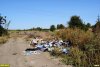 Выброшенная одежда за территорией свалки
