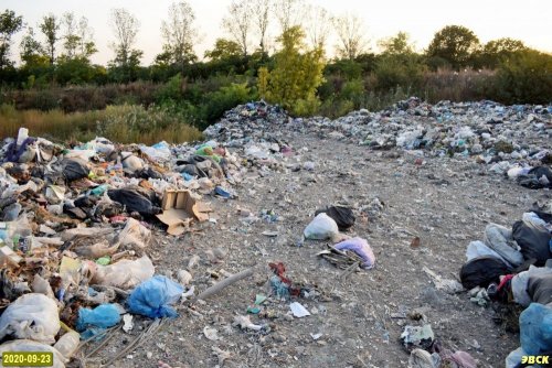 Мусор, незаконно сваленный на территории водоохранной зоны реки Тихонькая