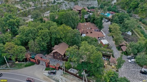 Компания "ЭКО" построила на лесных землях гостиничный комплекс с названием "Лесная заимка"
