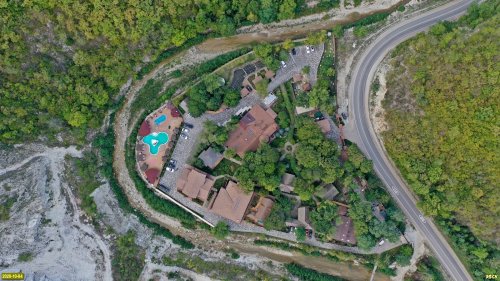 Центральная часть комплекса "Лесная заимка". В результате застройки лесных земель здесь практически не осталось леса
