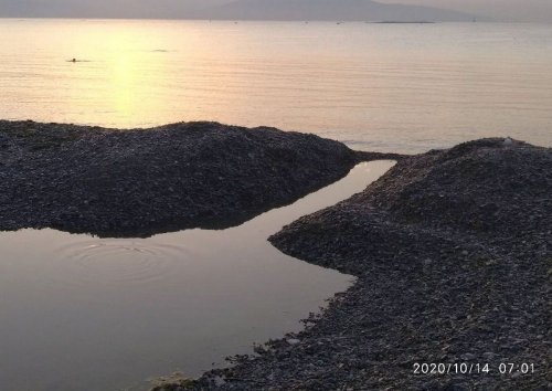 Канал, соединяющий Суджукскую лагуну с Цемесской бухтой, в последние годы забрасывает галькой