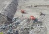 Мусоровозы выгружают свежий мусор на официально закрытой Динской свалке ТКО