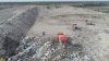 Мусоровоз выгружает свежий мусор на официально закрытой Динской свалке ТКО