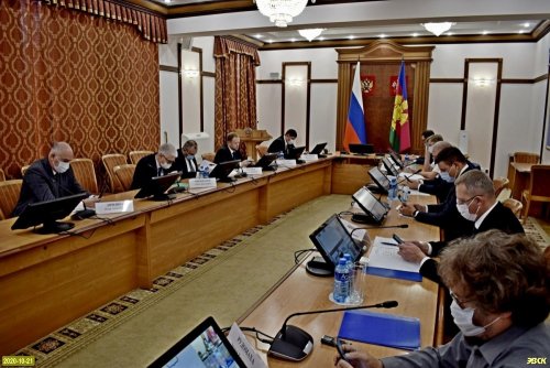 На этот раз совещание по мусорной реформе в Краснодаре прошло без губернатора. Он был на связи по селектору из Геленджика