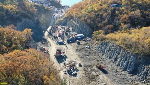 Сгрызание гор и леса под строительство коттеджного поселка "Русское море"