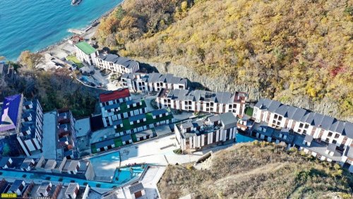 Коттеджи поселка "Русское море" в Ольгинке плотно натыканы на выгрызенных в лесу участках