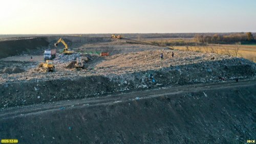 Площадка для перегруза расположена на верхнем уровне Динской свалки ТКО