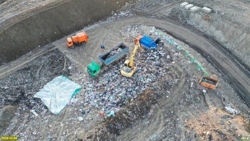 "Мусороуборочная компания" приобрела кусок брезента, чтобы накрывать накапливаемые отходы