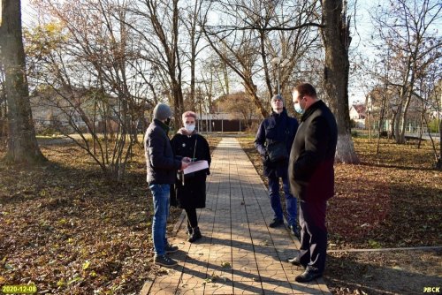 Общественная инспекция пекановой рощи в поселке Южном
