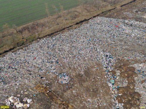 Горы несортированного мусора, незаконно размещенного на свалке ТКО рядом с поселком Двубратский