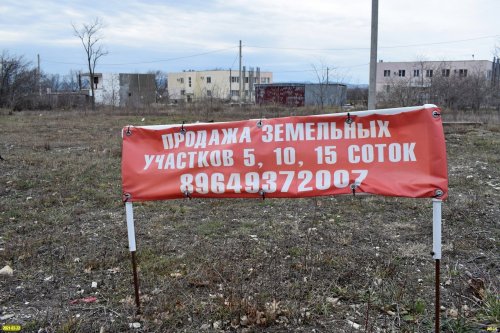 Участкок лесного фонда рядом с п.Семигорским уже освобождён от растительности и распродаётся