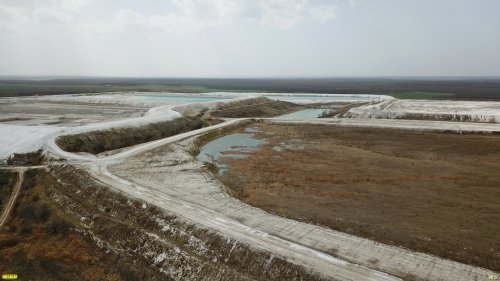 Огромные площади занимают отвалы фосфогипса - отходов завода "Еврохим" (Белореченск)
