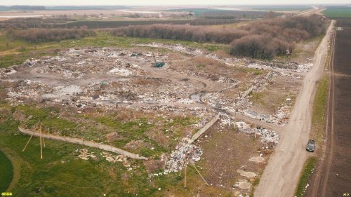 На незаконную свалку возле станицы Калининской поступают отходы со всего района
