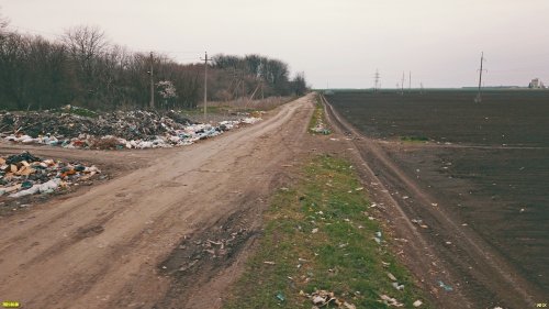 Незаконная свалка отходов в Калининском районе рядом с полем