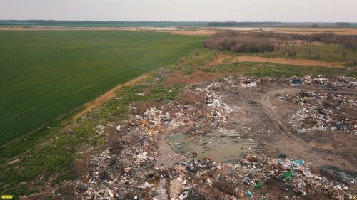 Незаконная свалка отходов в Калининском районе рядом с обрабатываемыми сельхозугодьями