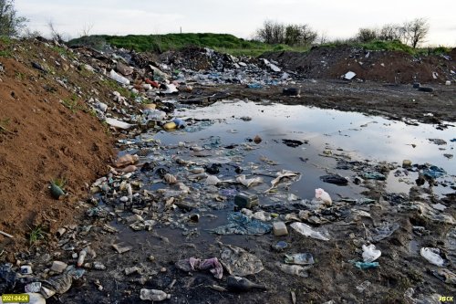 Свалка возле станицы Холмской (Абинский район) стоит в воде, отравляя подземные воды
