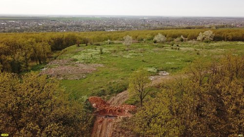Свежий строительный мусор на бывшей Холмской свалке в урочище Холмский лес и перерытая дорога для предотвращения таких нарушений