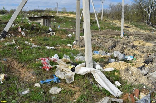 Территория вокруг Ильской свалки захламлена разносимыми ветром легкими фракциями отходов