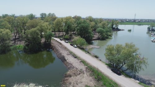 Дамба на Зелёный остров на реке Кубани напротив центра Краснодара