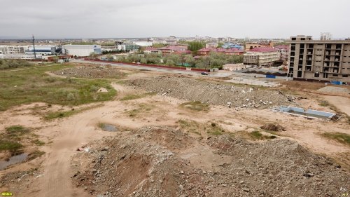 Завалы строительных отходов на месте снесённых в 2020 году незаконных построек на Благовещенской косе
