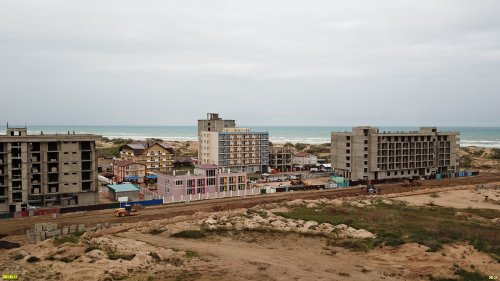 Эта застройка тоже вторглась на территорию Благовещенской косы
