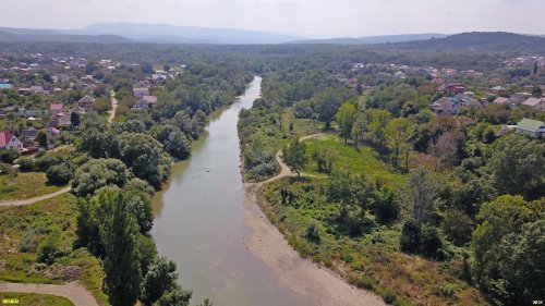 Река Абин в районе подвесного моста (Абинск), вид на юг