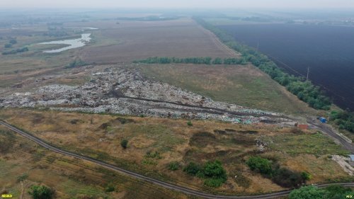 "Закрытая", но работающая Кореновская свалка ТКО на фоне протоки реки Бейсужек Левый 