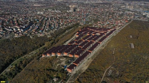 Каменное гетто ЖК "Парковый" построено на склоне долины ручья 8-я Щель