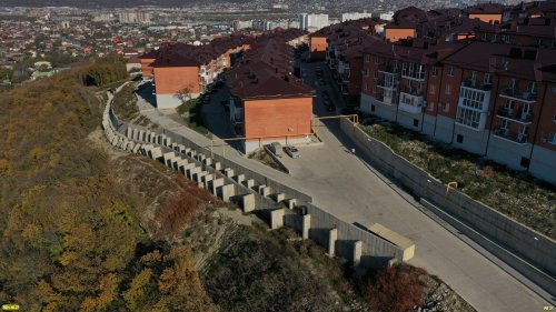 ЖК "Парковый" в Новороссийске построен на оползневом склоне, который сползает под тяжестью домов, грозя катастрофическими послед