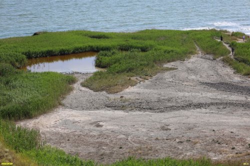 Озеро с термальной сероводородной водой возле Вулкана Пеклы