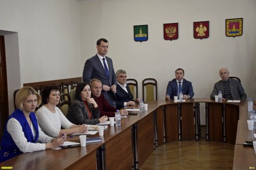 Представители администраций Абинского района, Абинского городского поселения и краевого Минприроды во время совещания