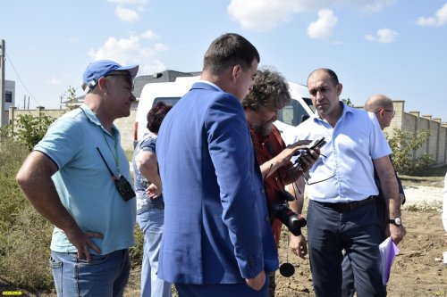 Участники совещания возле перспективной зелёной зоны в посёлке Кучугуры (10)