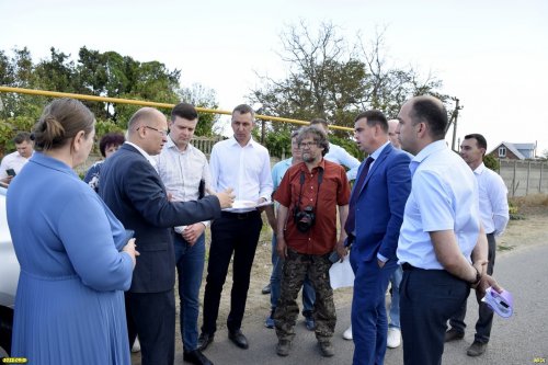Участники совещания возле перспективной зелёной зоны в посёлке Кучугуры (5)