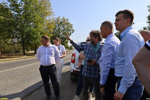 Участники совещания возле перспективной зелёной зоны в ст.Переясловская (1)
