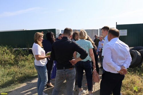 Участники совещания возле перспективной зелёной зоны в ст.Переясловская (4)