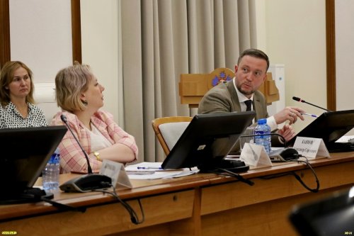 Первый заместитель министра природных ресурсов КК Каинов А.С. и начальник управления охраны окружающей среды Заякина Д.М.