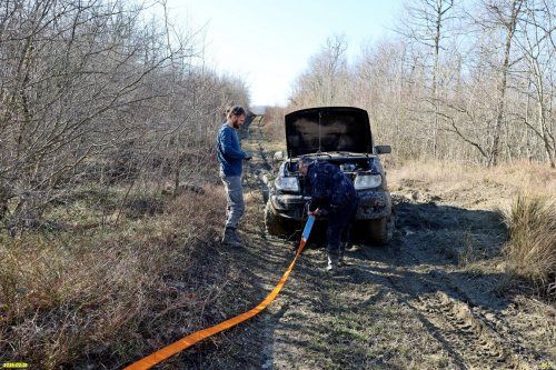 Участника выезда вытаскивают из колеи буксующий автомобиль на Бжидском хребте, слева - перспективная ООПТ "Лес над селом Бжид" 