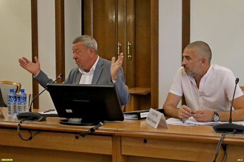 Представители администрации МО Выселковский район Кононенко В.В. и Галиулин В.С.