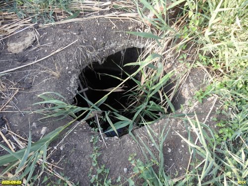 Вероятно, заброшенная скважина на вершине предполагавшегося Полыханова кургана