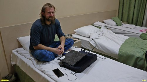 Д.Матвеев систематизирует данные геоботанических исследований за первый день выезда в Выселковский район 