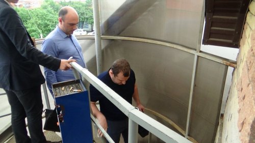 Сотрудники ОБЭП с позором покидают офис Экологической Вахты