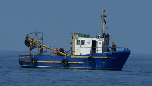 Исследовательское судно "Амза" при проведении геологических изысканий в акватории Имеретинской низменности