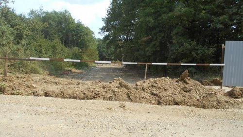 На закрытой свалке установлен забор