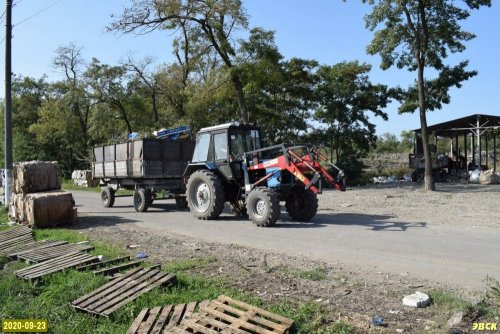 Трактор везёт мусор на свалку