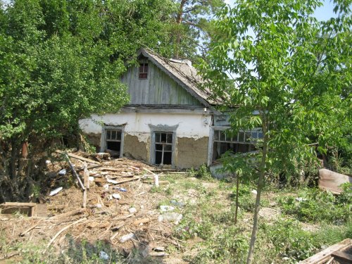 На стене дома хорошо виден уровень воды во время наводнения