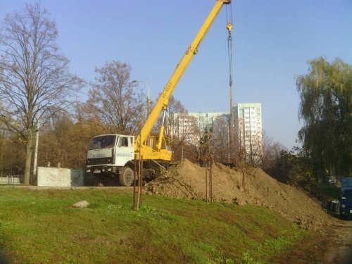 Работающий строительный кран