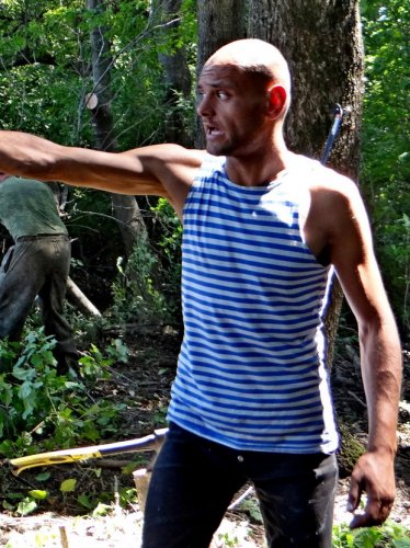 Лесоруб Иван Казыдуб на вырубке в лесополосе возле хутора Ленина
